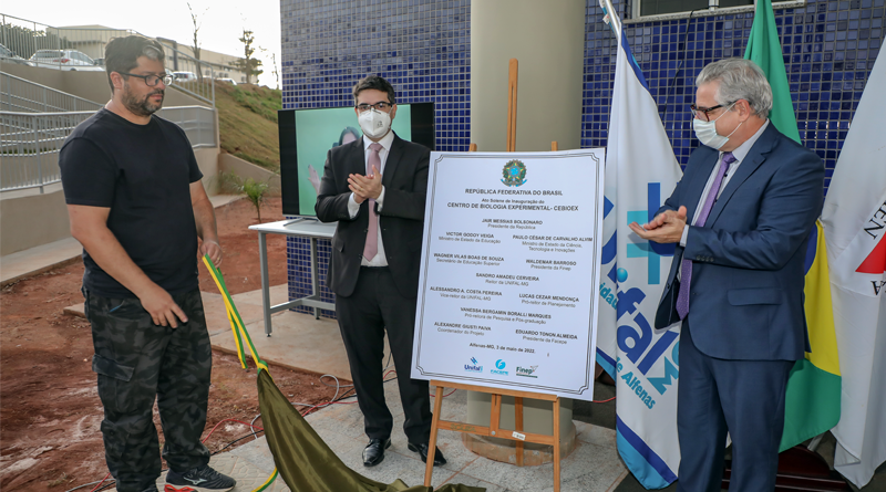 Descerramento da placa alusiva do Cebioex. Da esquerda para direita: o professor Alexandre Giusti; o reitor, Prof. Sandro Cerveira, e o secretário adjunto de Educação Superior, Prof. Eduardo Salgado