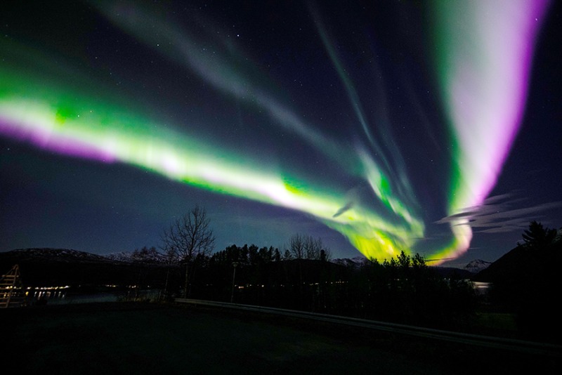 Brasileiro registra aurora boreal pulsante no céu da Islândia